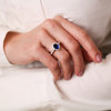 Ring entourage wit goud met Ceylon saffier en diamant